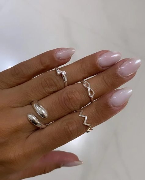 Anéis prateados minimalistas