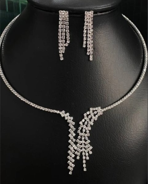 Conjunto colar e brincos cravejados