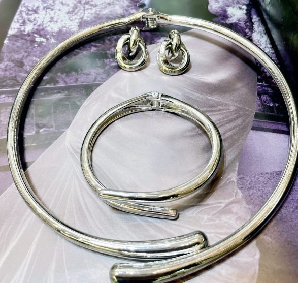 Conjunto bracelete e brincos prateados